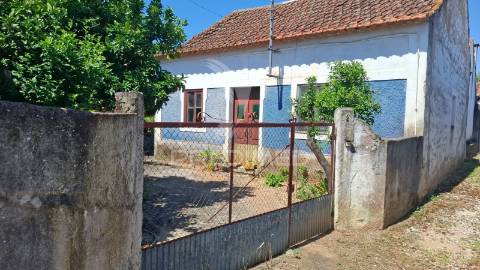 Moradia t2 com anexos e terreno em arneiro das milhariças