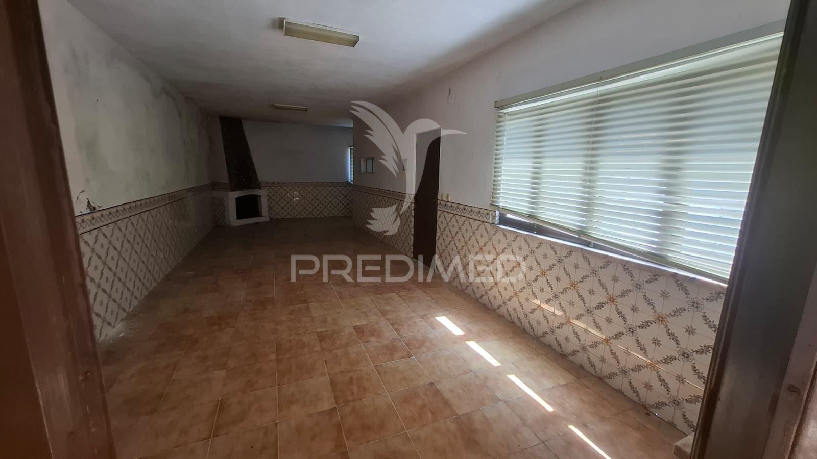 Moradia t2 com anexos e terreno em arneiro das milhariças
