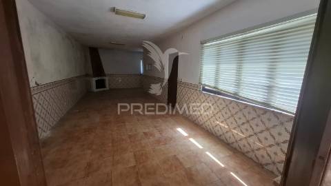 Moradia t2 com anexos e terreno em arneiro das milhariças