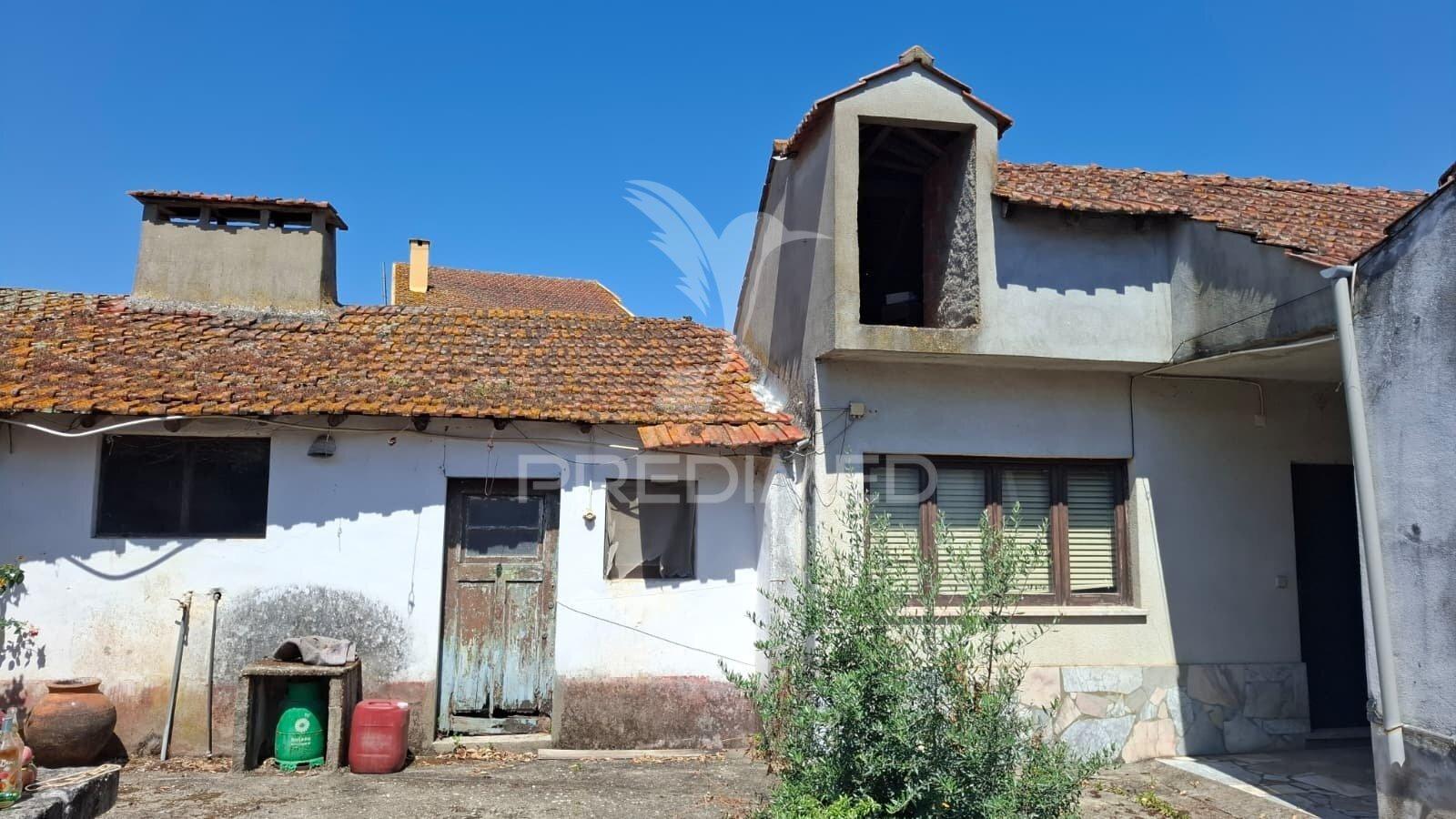 Moradia t2 com anexos e terreno em arneiro das milhariças