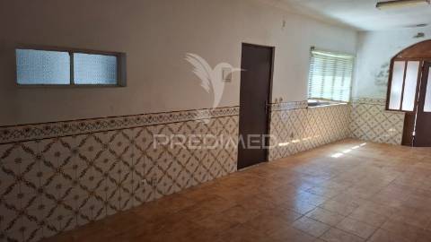 Moradia t2 com anexos e terreno em arneiro das milhariças