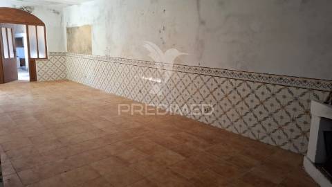 Moradia t2 com anexos e terreno em arneiro das milhariças
