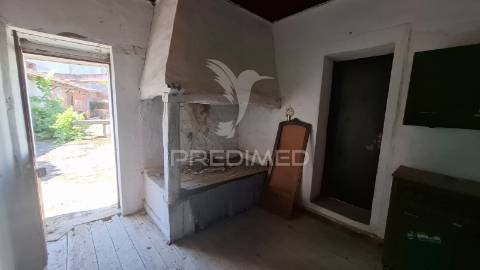Moradia t2 com anexos e terreno em arneiro das milhariças