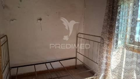 Moradia t2 com anexos e terreno em arneiro das milhariças