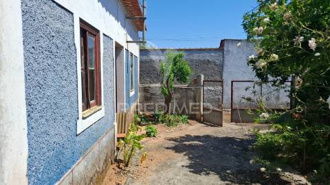 Moradia t2 com anexos e terreno em arneiro das milhariças