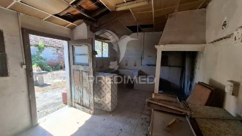 Moradia t2 com anexos e terreno em arneiro das milhariças