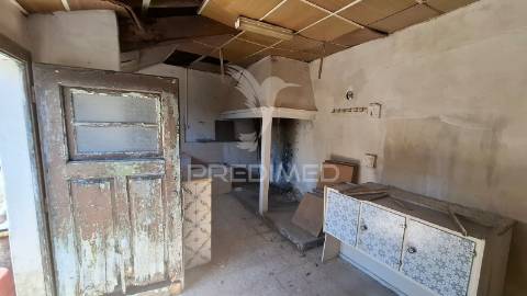 Moradia t2 com anexos e terreno em arneiro das milhariças