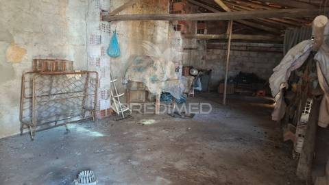 Moradia t2 com anexos e terreno em arneiro das milhariças