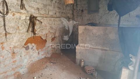 Moradia t2 com anexos e terreno em arneiro das milhariças