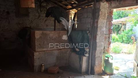 Moradia t2 com anexos e terreno em arneiro das milhariças