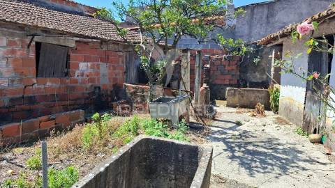Moradia t2 com anexos e terreno em arneiro das milhariças