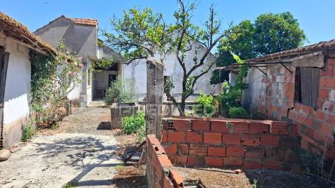 Moradia t2 com anexos e terreno em arneiro das milhariças