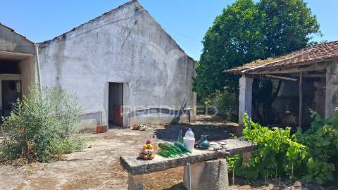 Moradia t2 com anexos e terreno em arneiro das milhariças