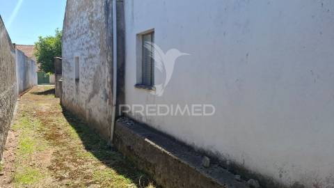 Moradia t2 com anexos e terreno em arneiro das milhariças