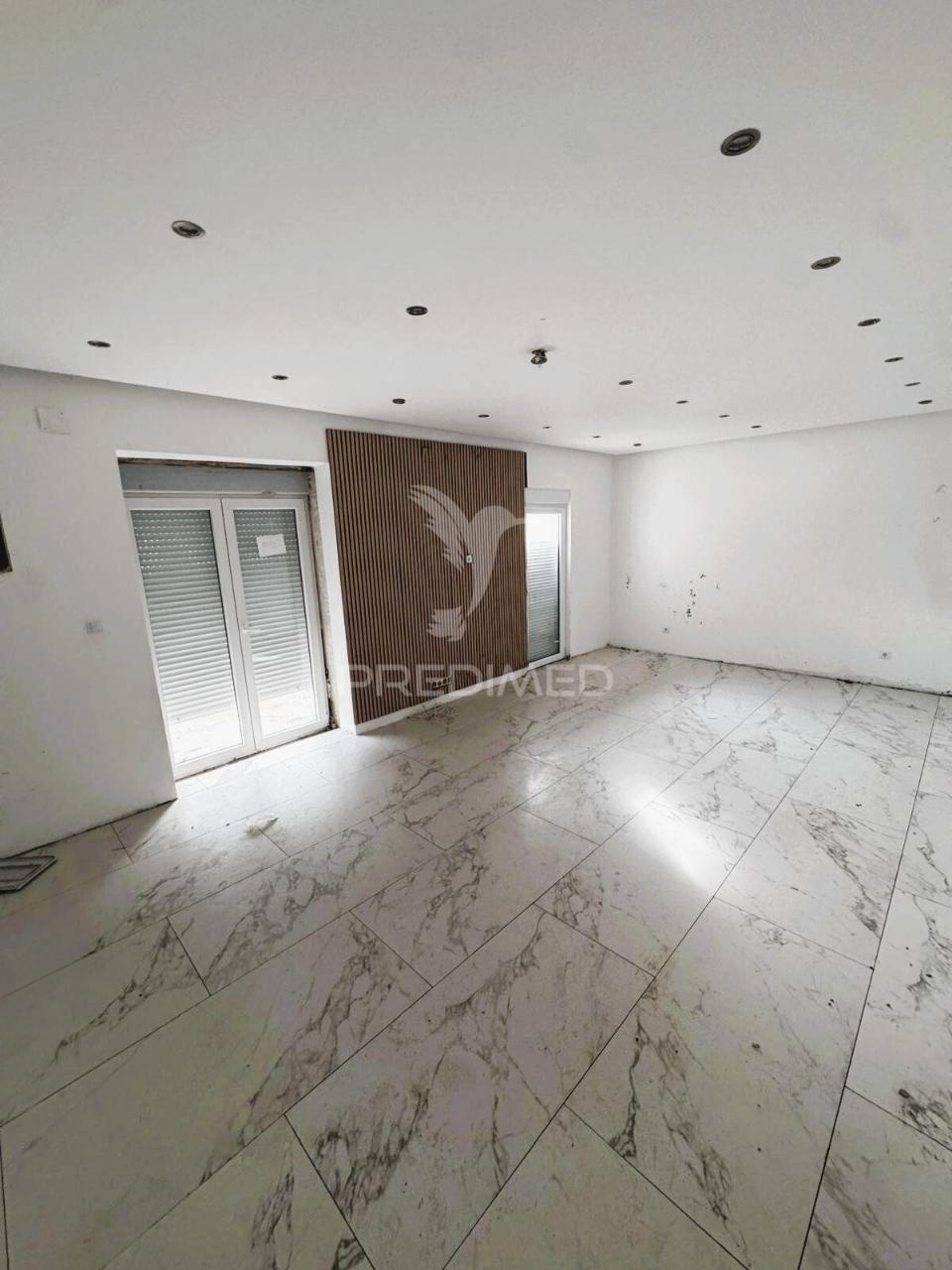 Moradia t3 por remodelar em calhandriz