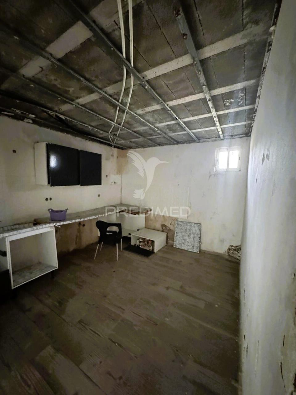 Moradia t3 por remodelar em calhandriz