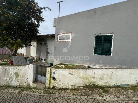 Moradia t3 por remodelar em calhandriz