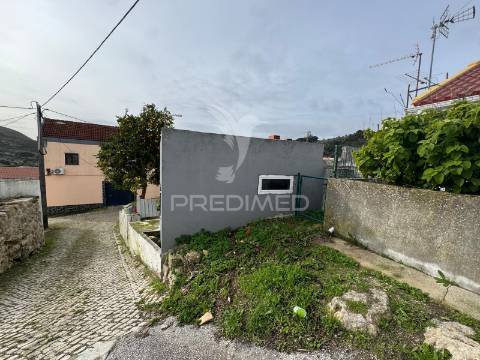 Moradia t3 por remodelar em calhandriz