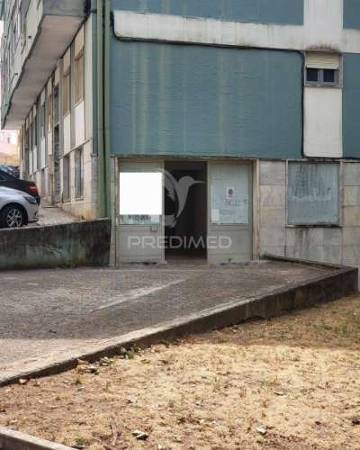 Loja ampla em agualva