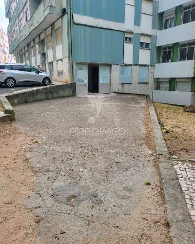 Loja ampla em agualva