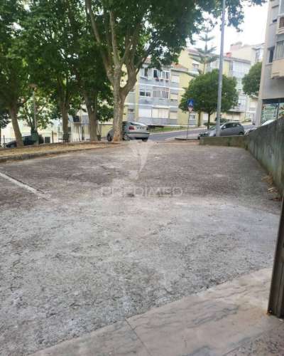 Loja ampla em agualva