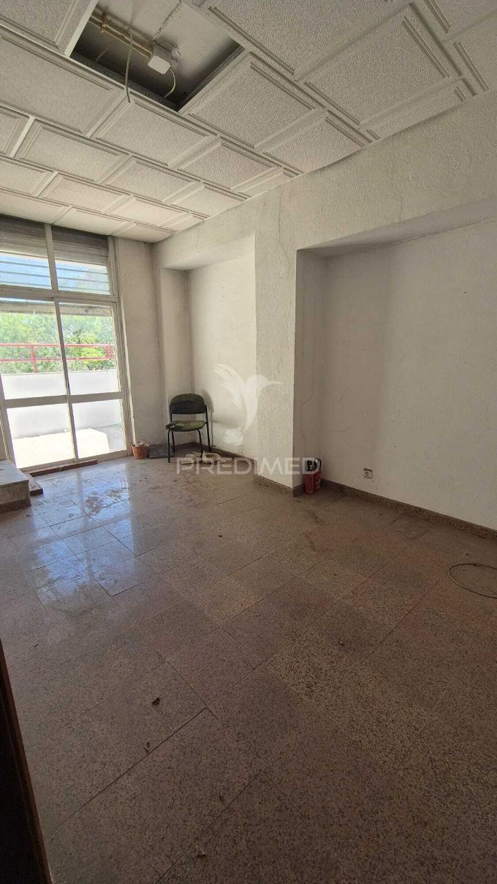 Escritório duplex com terraço no centro do laranjeiro, almada