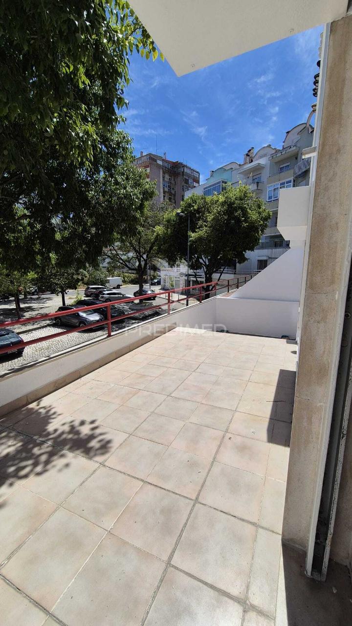 Escritório duplex com terraço no centro do laranjeiro, almada
