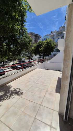 Escritório duplex com terraço no centro do laranjeiro, almada