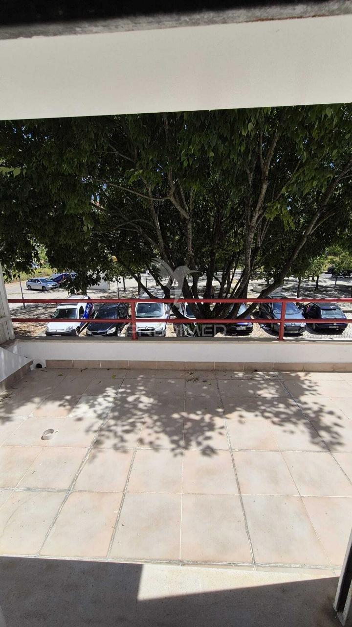 Escritório duplex com terraço no centro do laranjeiro, almada