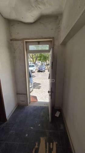 Escritório duplex com terraço no centro do laranjeiro, almada