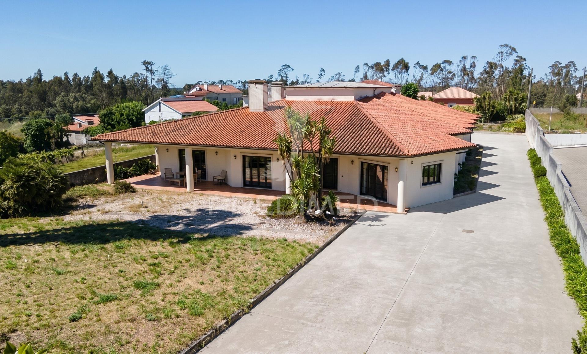 Moradia térrea de prestígio com jardim interior,  4 suítes e arquitetura de charme