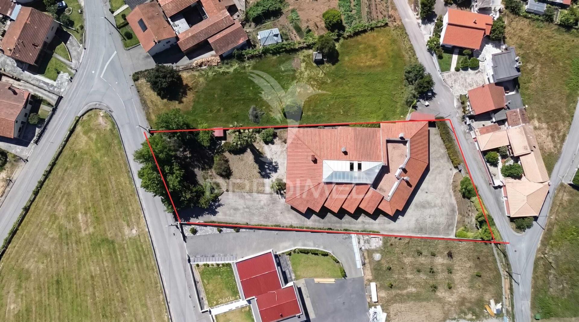 Moradia térrea de prestígio com jardim interior,  4 suítes e arquitetura de charme