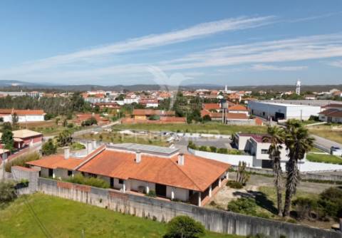 Moradia térrea de prestígio com jardim interior,  4 suítes e arquitetura de charme