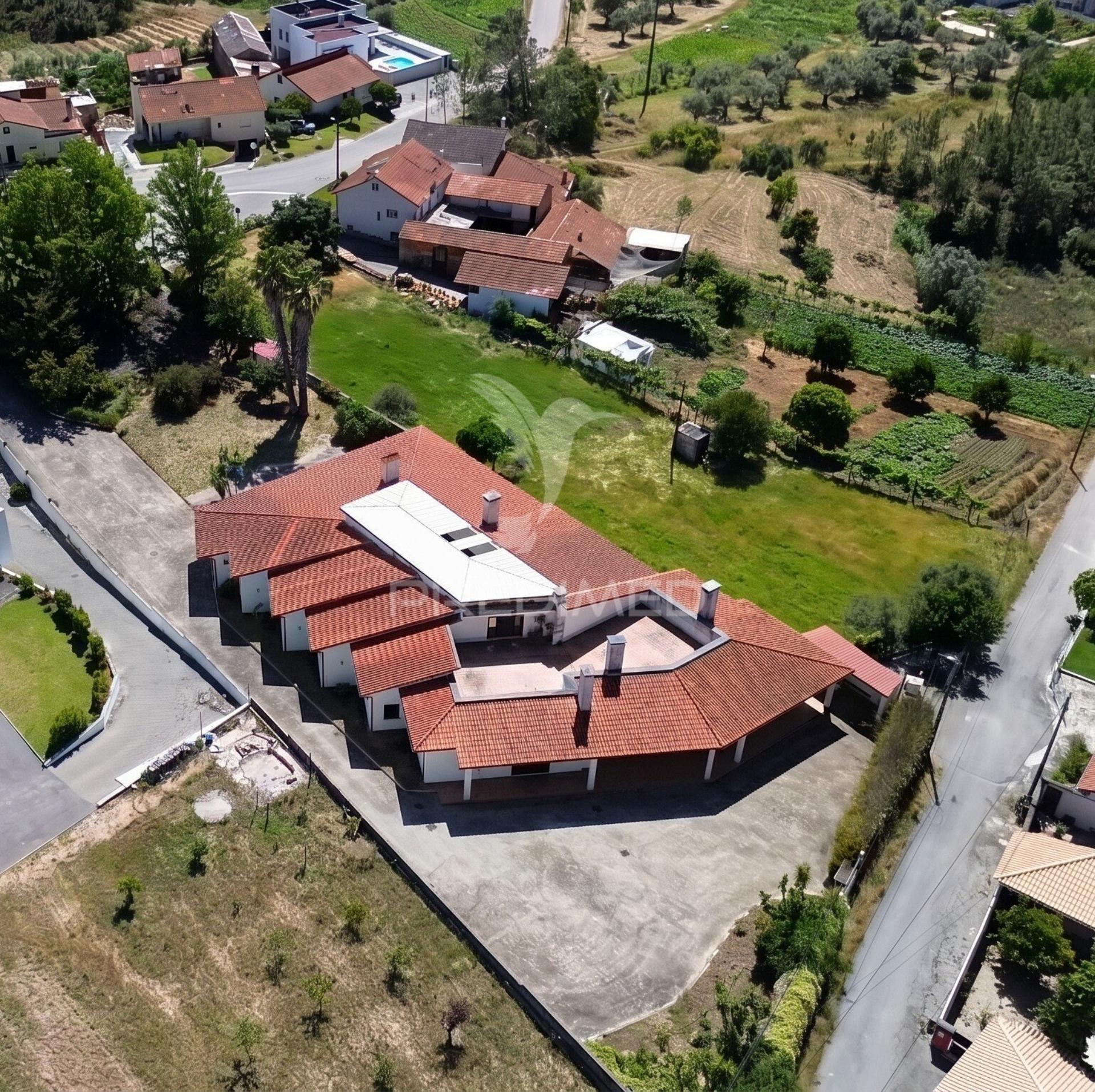 Moradia térrea de prestígio com jardim interior,  4 suítes e arquitetura de charme