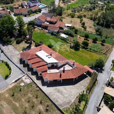 Moradia térrea de prestígio com jardim interior,  4 suítes e arquitetura de charme