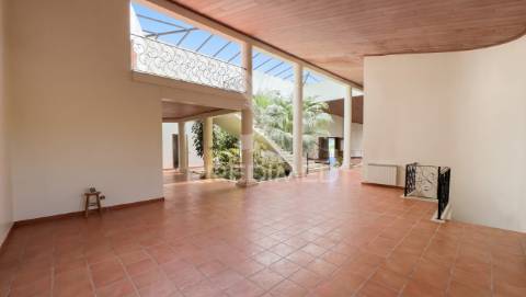 Moradia térrea de prestígio com jardim interior,  4 suítes e arquitetura de charme
