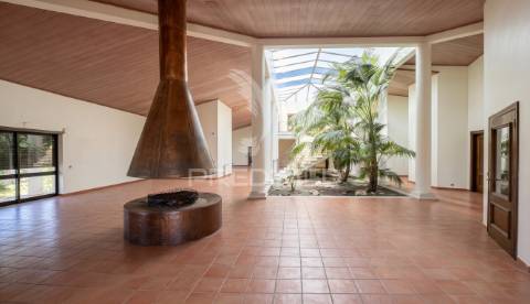 Moradia térrea de prestígio com jardim interior,  4 suítes e arquitetura de charme