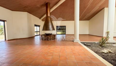 Moradia térrea de prestígio com jardim interior,  4 suítes e arquitetura de charme