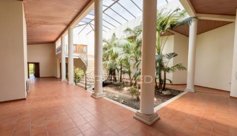 Moradia térrea de prestígio com jardim interior,  4 suítes e arquitetura de charme