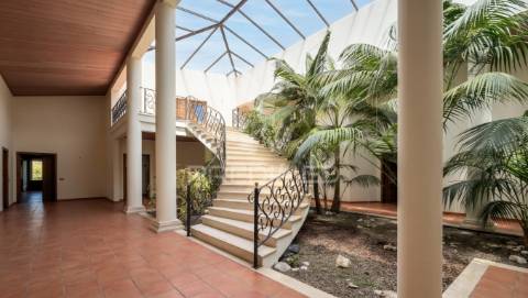 Moradia térrea de prestígio com jardim interior,  4 suítes e arquitetura de charme