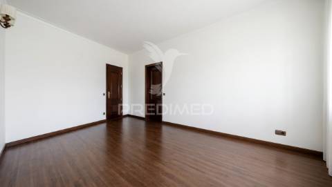 Moradia térrea de prestígio com jardim interior,  4 suítes e arquitetura de charme