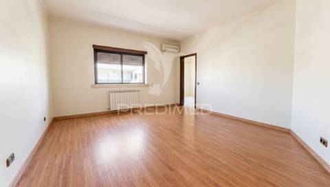 Moradia térrea de prestígio com jardim interior,  4 suítes e arquitetura de charme