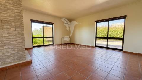 Moradia térrea de prestígio com jardim interior,  4 suítes e arquitetura de charme
