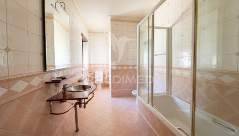 Moradia térrea de prestígio com jardim interior,  4 suítes e arquitetura de charme