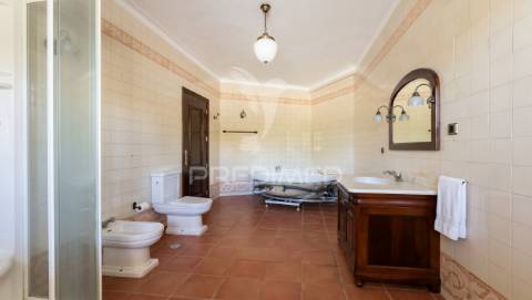 Moradia térrea de prestígio com jardim interior,  4 suítes e arquitetura de charme