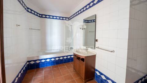 Moradia térrea de prestígio com jardim interior,  4 suítes e arquitetura de charme