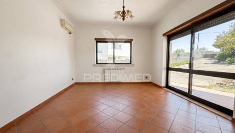Moradia térrea de prestígio com jardim interior,  4 suítes e arquitetura de charme