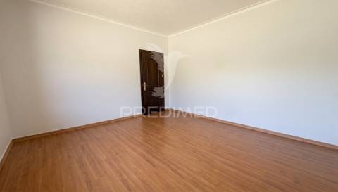 Moradia térrea de prestígio com jardim interior,  4 suítes e arquitetura de charme