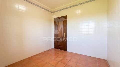 Moradia térrea de prestígio com jardim interior,  4 suítes e arquitetura de charme