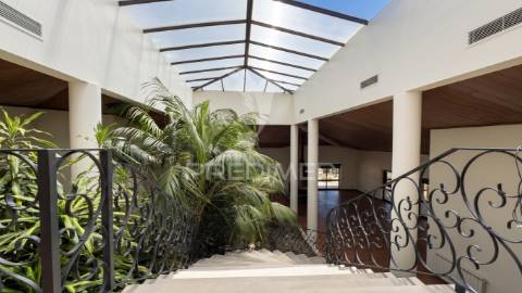 Moradia térrea de prestígio com jardim interior,  4 suítes e arquitetura de charme